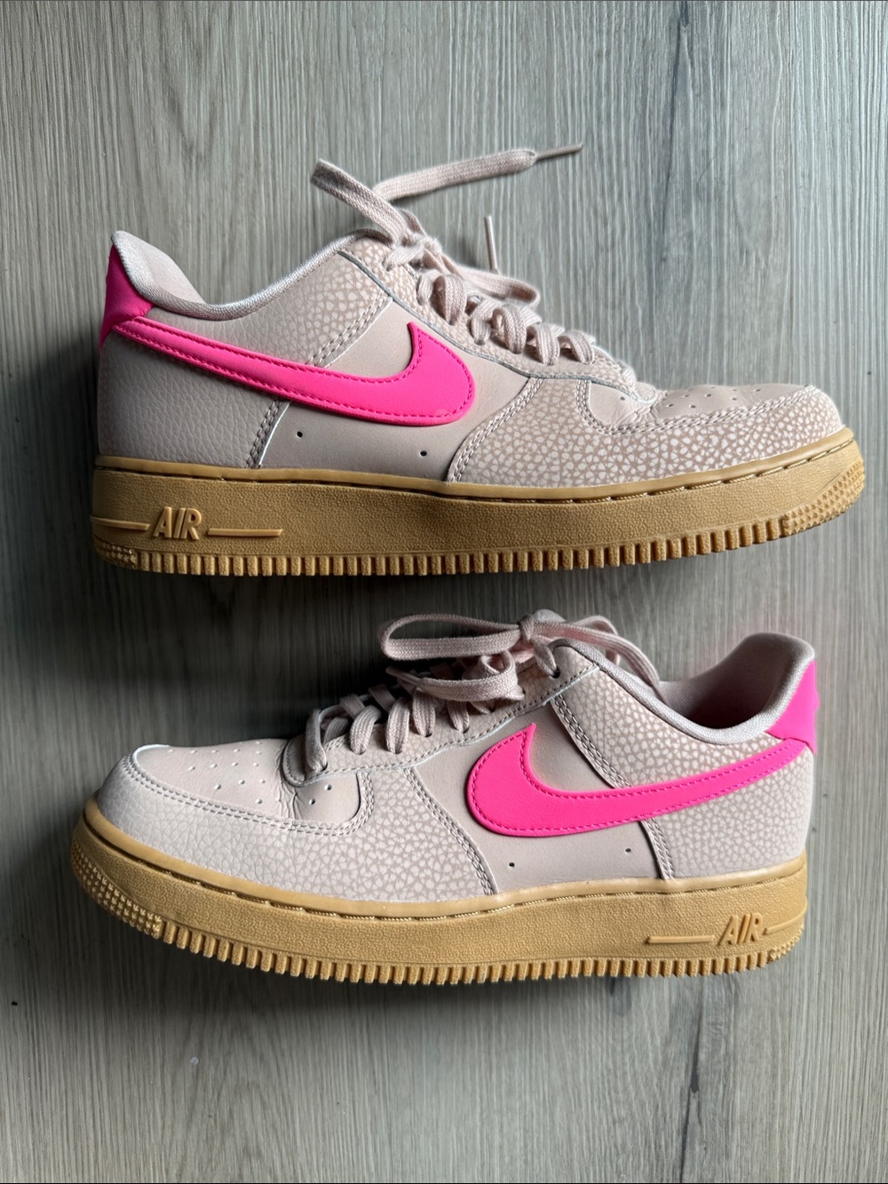 Nike Low-Top Sneakers Beige Upper with Hot Pink Swoosh Sz 9